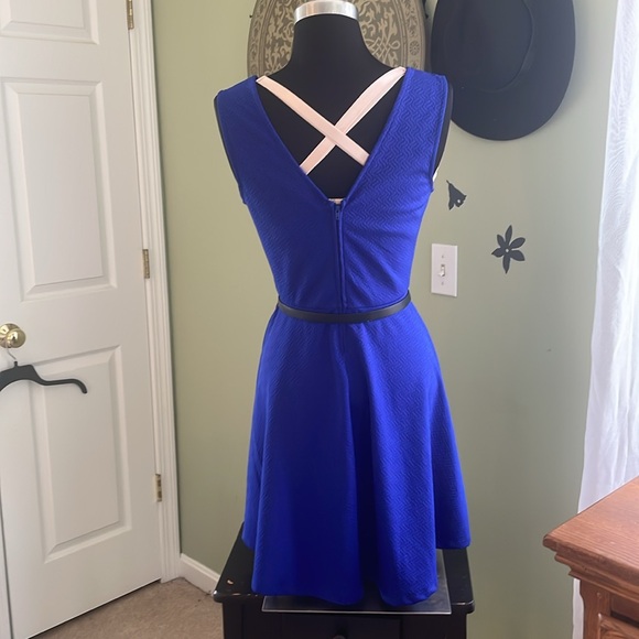 City Triangles Blue Peplum Fit and Flare Mini Dress Size 7, zip back, belted. - Picture 4 of 6